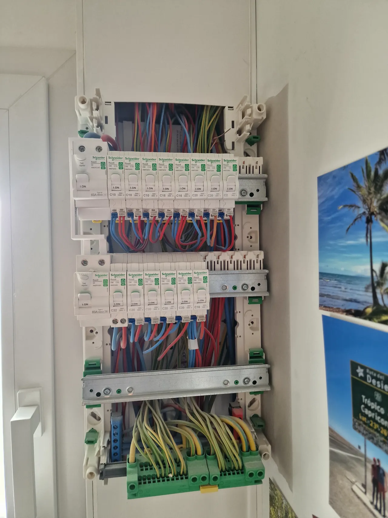 Armoire électrique ouverte et ses rangées de protections