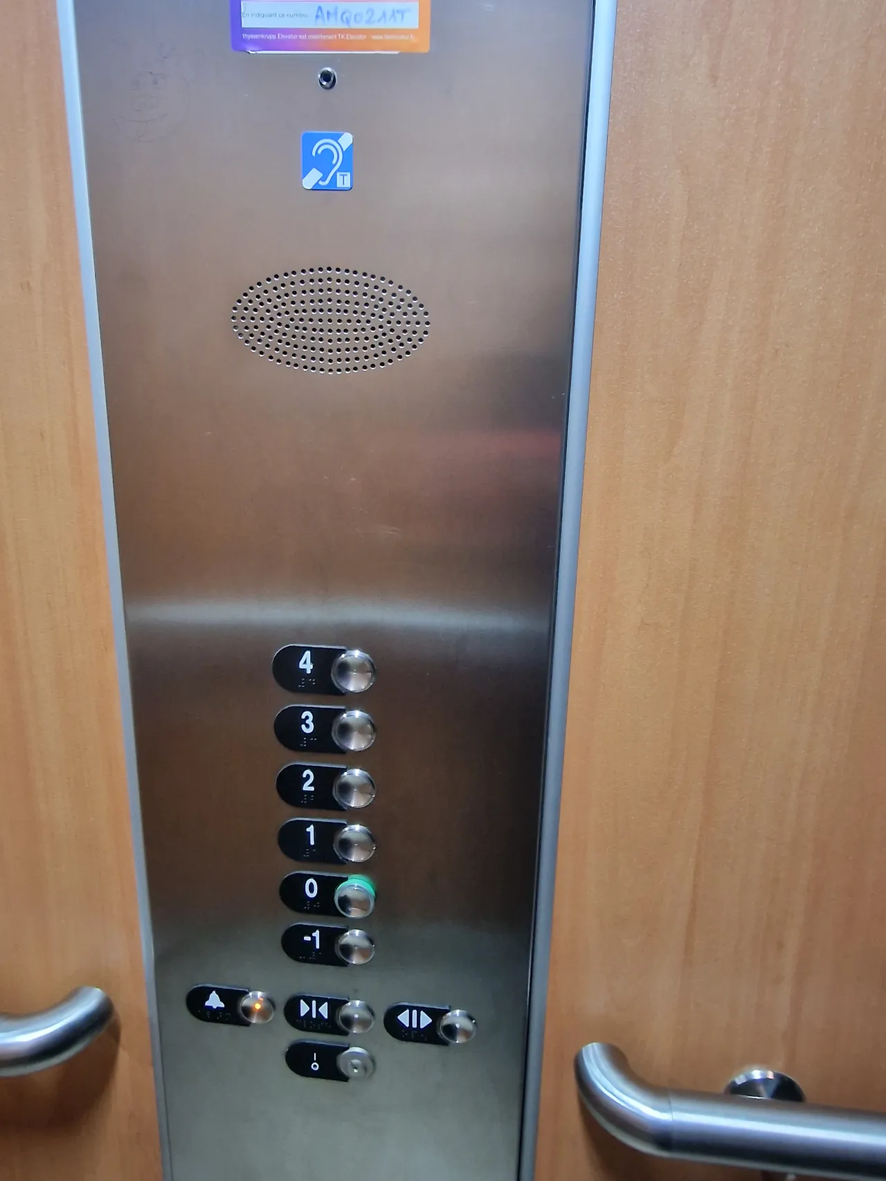 Boutons de commande et dispositif de communication en cabine d’ascenseur