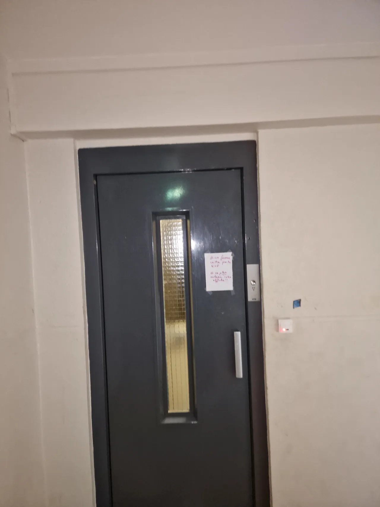 Porte palière d’un ascenseur dans un bâtiment