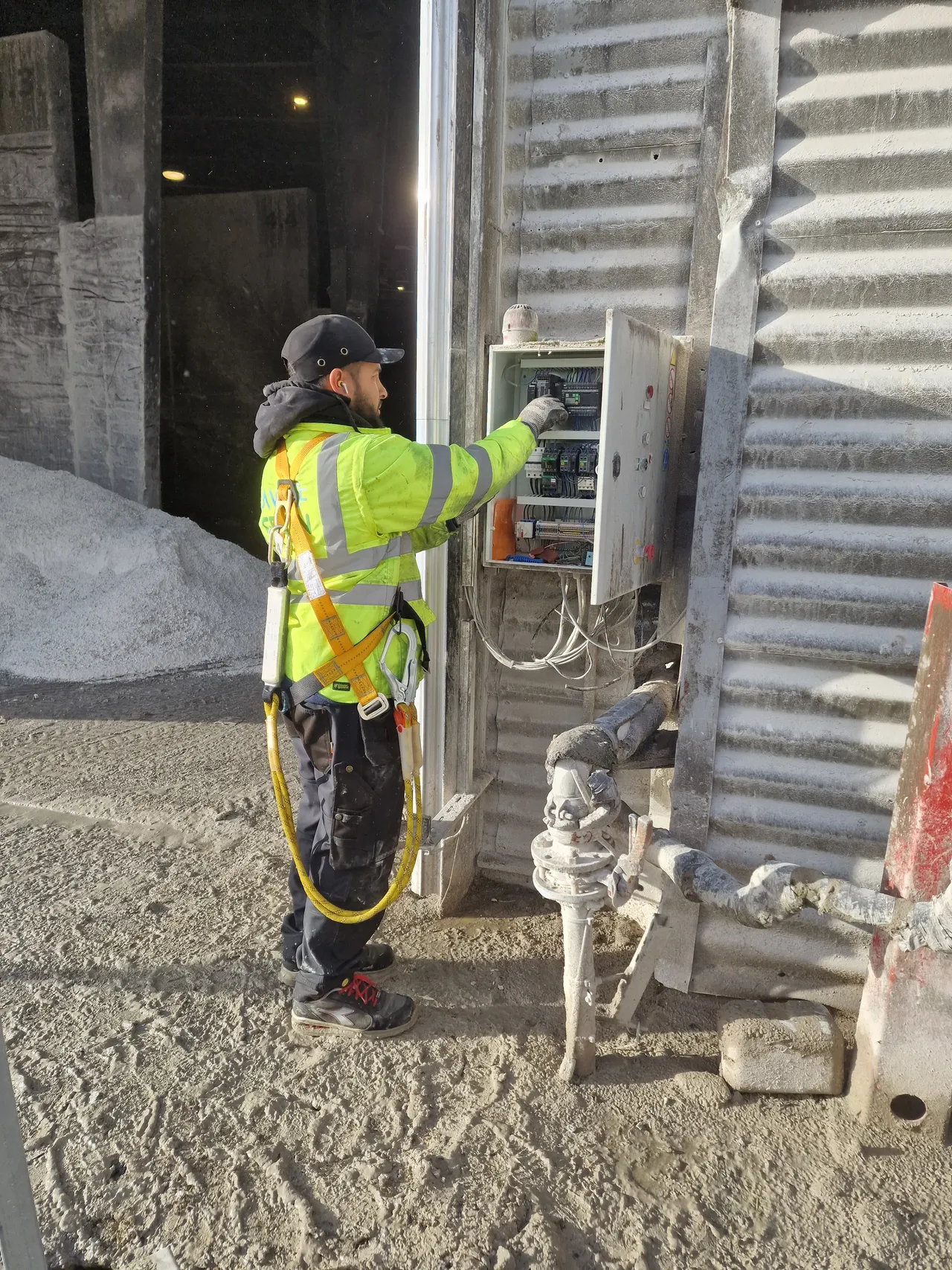 Techniciens préparant une intervention sur une porte industrielle