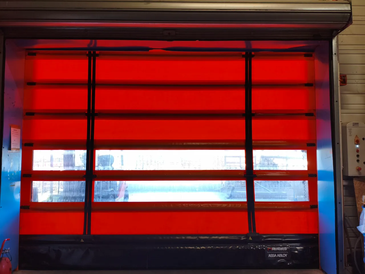 Porte rapide industrielle rouge avec panneaux transparents
