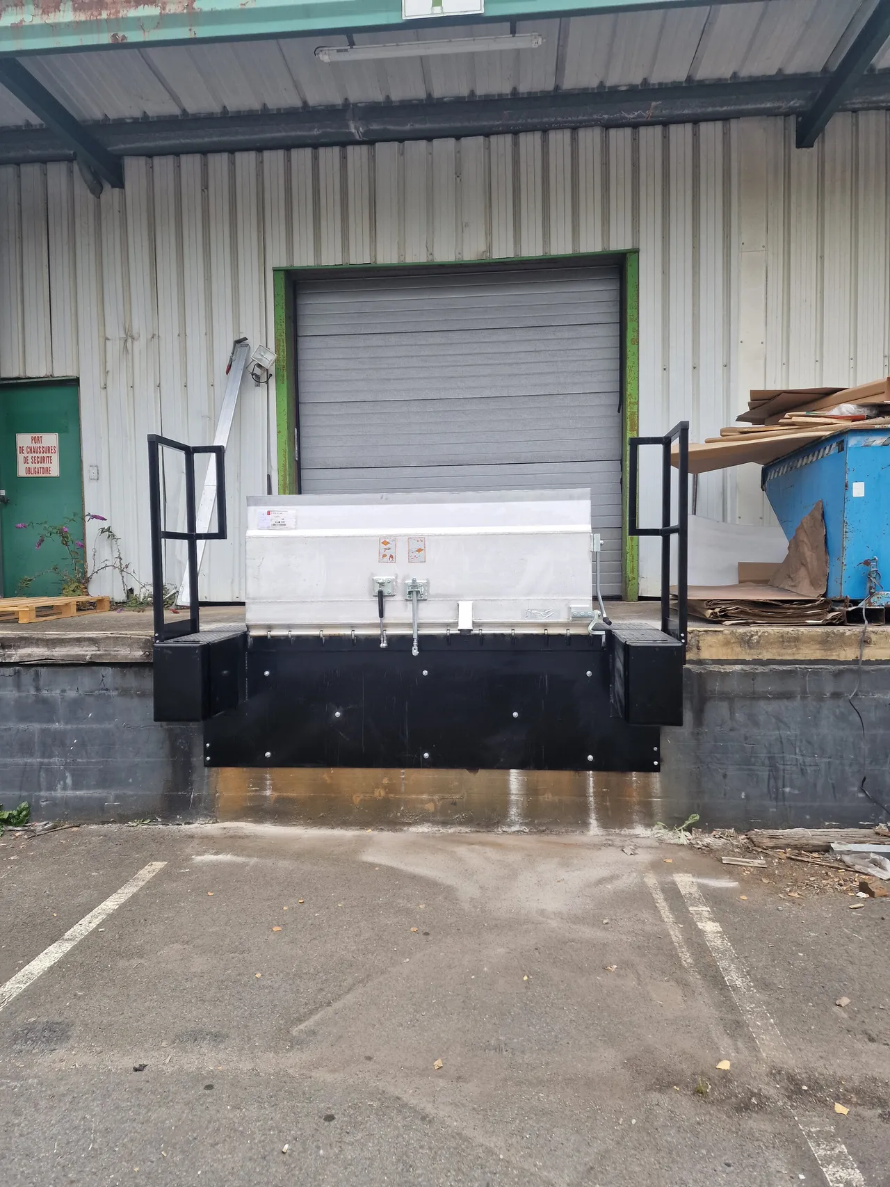 Quai de chargement et porte de bâtiment logistique
