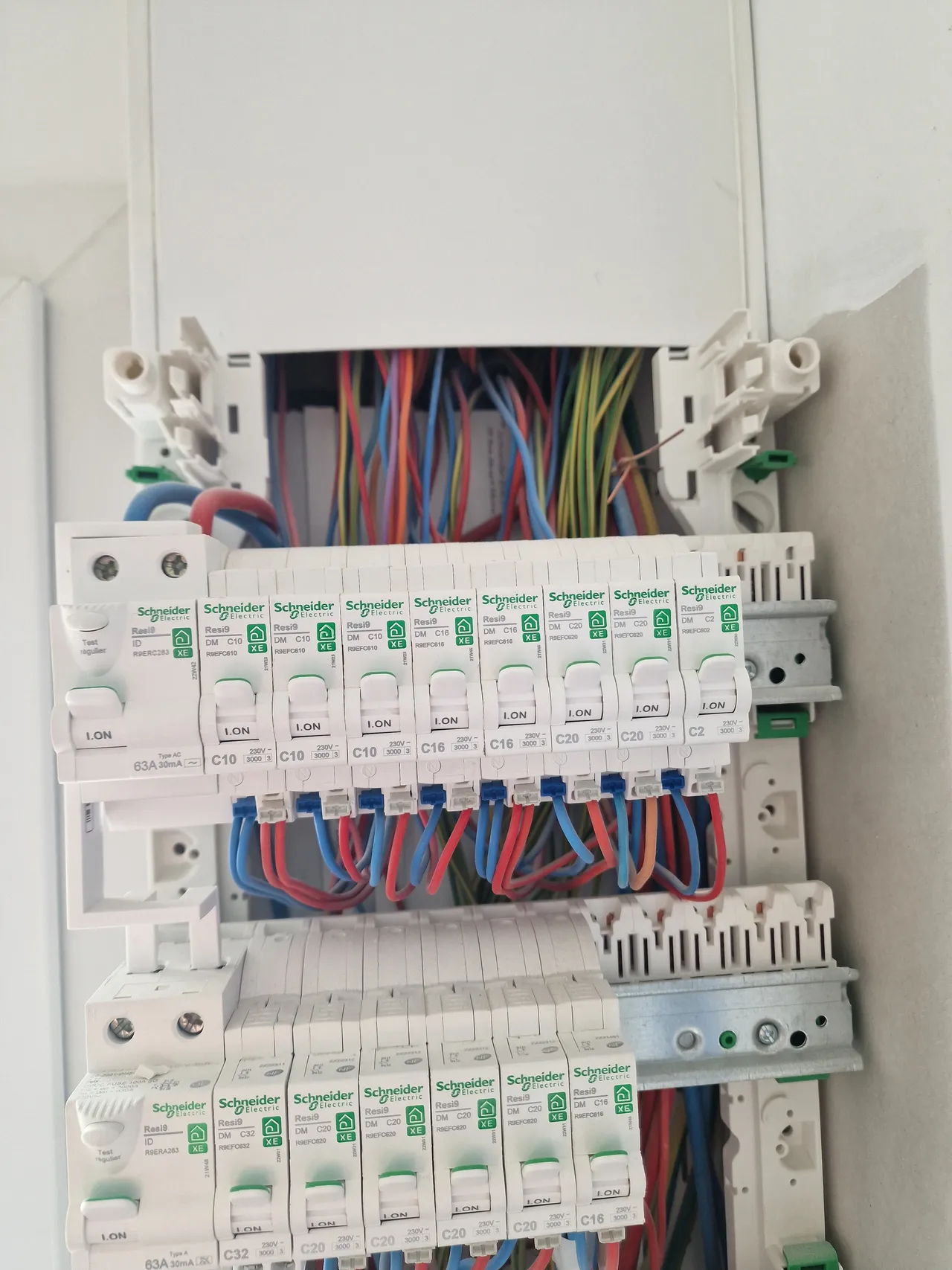 Disjoncteurs et raccordements d’un tableau électrique